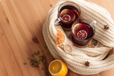 Mevsimsel ve tatil kavramı Noel sıcak beyaz eşarp ile kaplı cam içinde güzel portakal dilimleri ile şarap mulled. Çok sıcak ve rahat bir atmosfer
