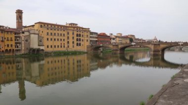 Firence İtalya nehir köprü ve evler