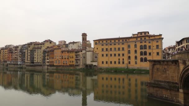 Речные мосты и дома Firence Italy — стоковое видео
