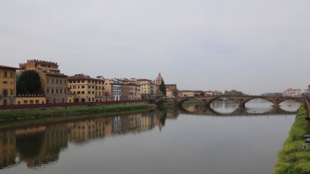 Koncertował Itálie řeka mosty a domy — Stock video