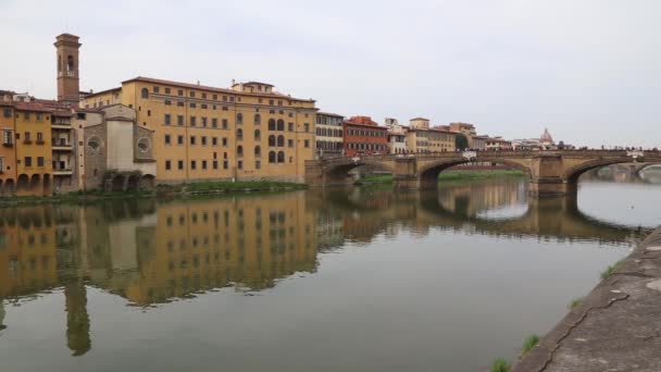 Firence Italië rivier bruggen en huizen — Stockvideo