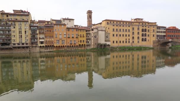 Firence İtalya nehir köprü ve evler — Stok video