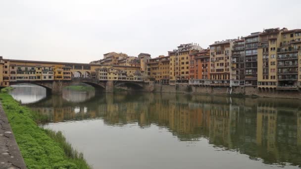 Firence italien flussbrücken und häuser — Stockvideo