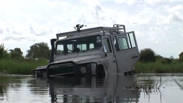 Carro dirigindo terra fileld molhado safari Arfica — Vídeo de Stock