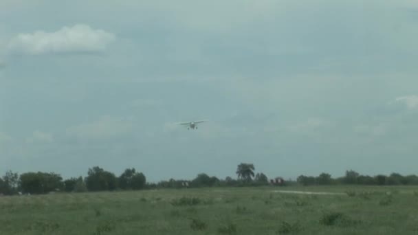 아프리카 케냐 보츠와나 사바나에서 공기 비행기 — 비디오