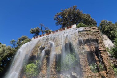 Güzel Fransa şelale üstünde tepe tepe