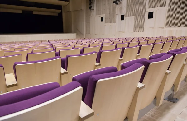 Stolar i Lettlands Nationalbiblioteks hall — Stockfoto