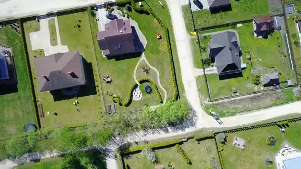 Luchtfoto van het platteland, drone bovenaanzicht afdaling op Letse boerderij — Stockvideo