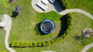 Kırsal, dron üstten görünüm tırmanış Letonca çiftlikte havadan görünümü