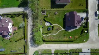 Kırsal, dron üstten görünüm kökenli Letonyalı çiftlikte havadan görünümü