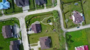 Kırsal, dron üstten görünüm kökenli Letonyalı çiftlikte havadan görünümü