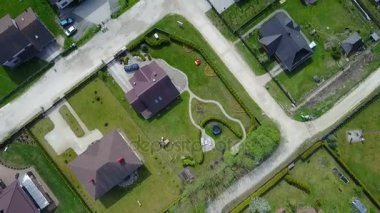 Kırsal, dron üstten görünüm kökenli Letonyalı çiftlikte havadan görünümü