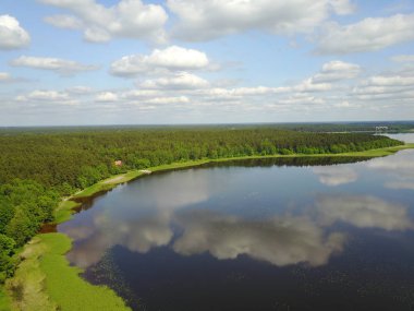 Riga Gölü hava dron üstten görünüm Letonya