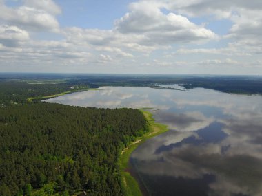 Riga Gölü hava dron üstten görünüm Letonya