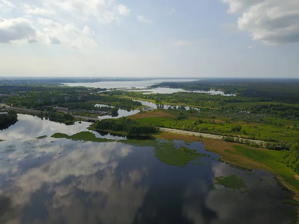 Riika järvi Antenni drone ylhäältä näkymä Latvia — kuvapankkivalokuva