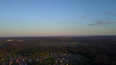 kırsal günbatımı hava görünümünü alacakaranlık akşam, üstten görünüm 4 k Uhd video robot