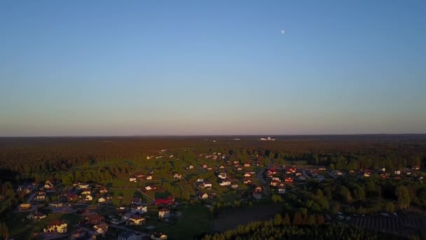 夜の田舎の夕暮れ夕焼け空撮、ドローン平面図 4 k Uhd ビデオ — ストック動画