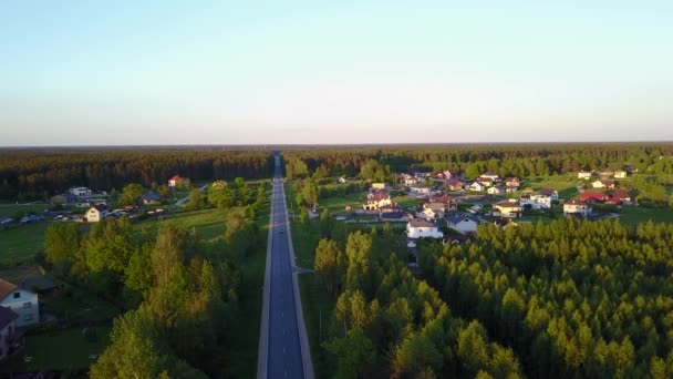 soir crépuscule coucher de soleil Vue aérienne de la campagne, drone vue du dessus 4K UHD vidéo 