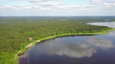 Riga Gölü hava dron üstten görünüm 4k Uhd video Letonya Brivdabas Muzejs