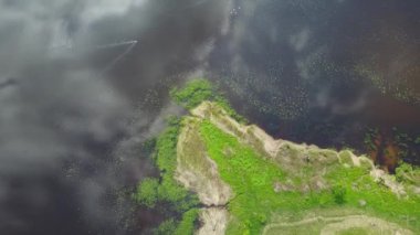 Riga Gölü hava dron üstten görünüm 4k Uhd video Letonya Brivdabas Muzejs