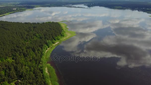 Lago de Riga Avión no tripulado vista superior 4K UHD video Letonia Brivdabas Muzejs — Vídeos de Stock