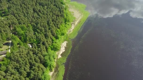 Рижское озеро Беспилотник вид сверху 4K UHD видео Латвия Brivdabas Muzejs — стоковое видео