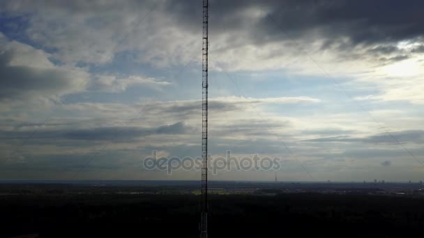 Radio tower Ulbroka Łotwa antenowe drone widok z góry 4k Uhd wideo — Wideo stockowe