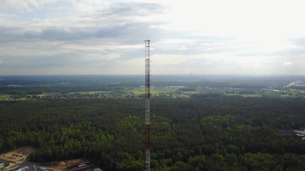 Torre de radio Ulbroka Letonia Aerial drone vista superior 4K UHD video — Vídeo de stock