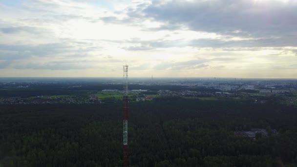 Radio tower Ulbroka Łotwa antenowe drone widok z góry 4k Uhd wideo — Wideo stockowe