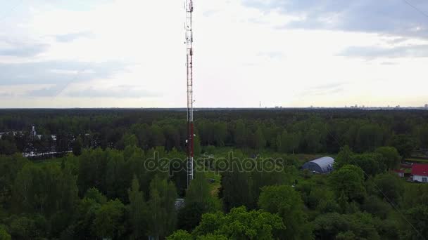 Torre de rádio Ulbroka Letónia Drone aéreo vista superior 4K UHD vídeo — Vídeo de Stock