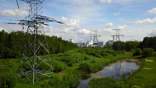 Vista aérea de cables eléctricos pilar drone vista superior 4K UHD video — Vídeo de stock