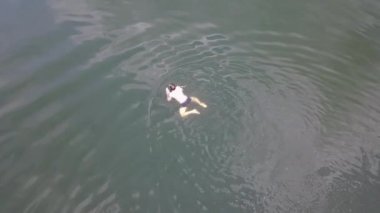 Genç adam göl dron hava en iyi manzaralı Yüzme