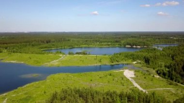 Sauriesi Gölü hava dron üst görüntülemek 4 k Uhd video Letonya 