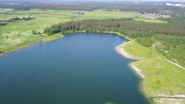 Sauriesi Gölü hava dron üst görüntülemek 4 k Uhd video Letonya 