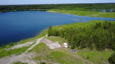 Sauriesi Gölü hava dron üst görüntülemek 4 k Uhd video Letonya 