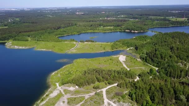 Sauriesi λίμνη Εναέριος κηφήνας κορυφή Δείτε 4 k Uhd βίντεο Λετονία — Αρχείο Βίντεο