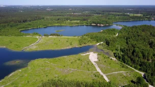 Sauriesi lac Drone aérien vue du dessus 4K UHD vidéo Lettonie — Video