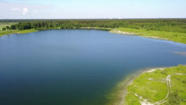 Sauriesi lake antenn drönare top Visa 4 k Uhd video Lettland — Stockvideo