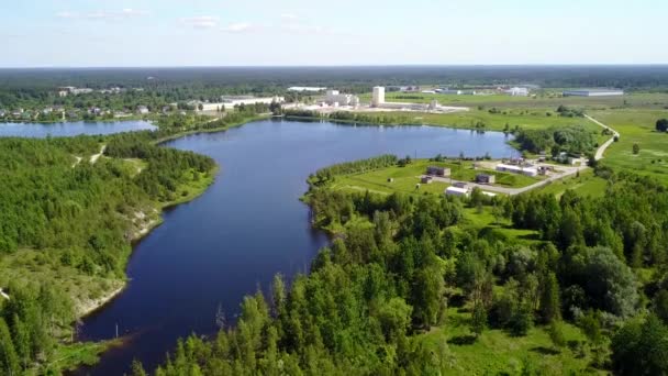 Sauriesi lake Aerial беспилотник вид сверху 4K UHD видео Латвия — стоковое видео