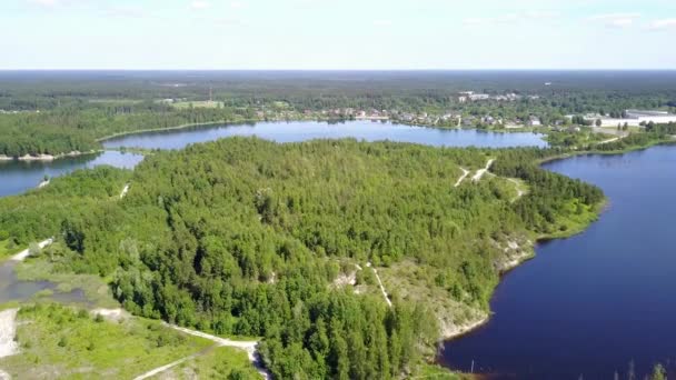 Sauriesi jezioro antenowe drone top Zobacz 4 k Uhd wideo Łotwa — Wideo stockowe