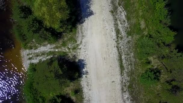 Sauriesi jezero letecké dron horní pohled 4 k Uhd video Lotyšsko — Stock video