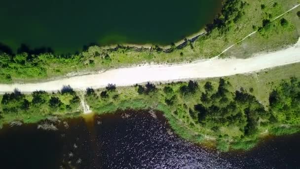 Sauriesi tó légi drone felülnézeti 4 k Uhd videóinak Lettország — Stock videók