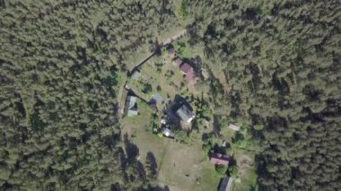Kırsal dron üstten görünüm 4k Uhd video Engure Letonya havadan görünümü