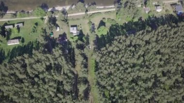 Kırsal dron üstten görünüm 4k Uhd video Engure Letonya havadan görünümü