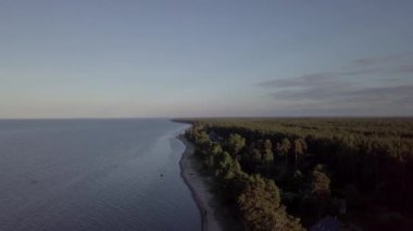 Kırsal dron üstten görünüm 4k Uhd video Engure Letonya havadan görünümü
