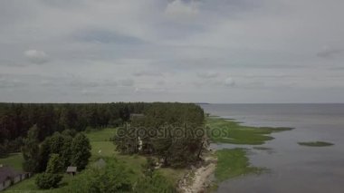 Kırsal dron üstten görünüm 4k Uhd video Engure Letonya havadan görünümü