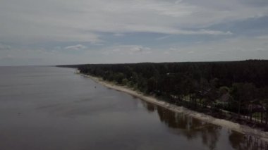Kırsal dron üstten görünüm 4k Uhd video Engure Letonya havadan görünümü