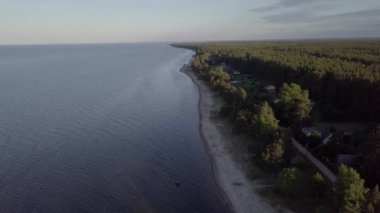 Kırsal dron üstten görünüm 4k Uhd video Engure Letonya havadan görünümü