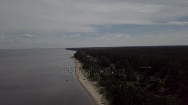 Kırsal dron üstten görünüm 4k Uhd video Engure Letonya havadan görünümü