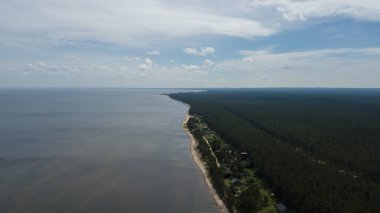 Kırsal dron üstten görünüm Engure Letonya havadan görünümü